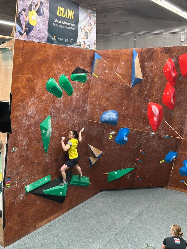 Chloé Caulier op bouldermuur in Klimzaal Blok